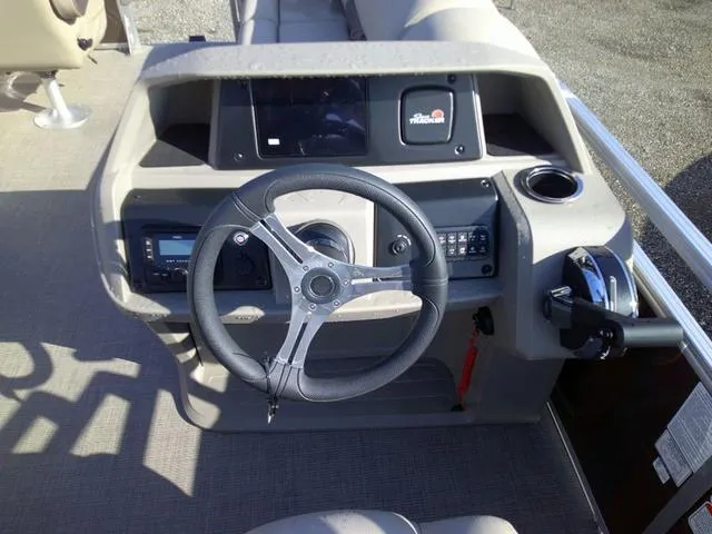 Slide: The Image of Sun Tracker SPORT FISH 20 2025 - 14