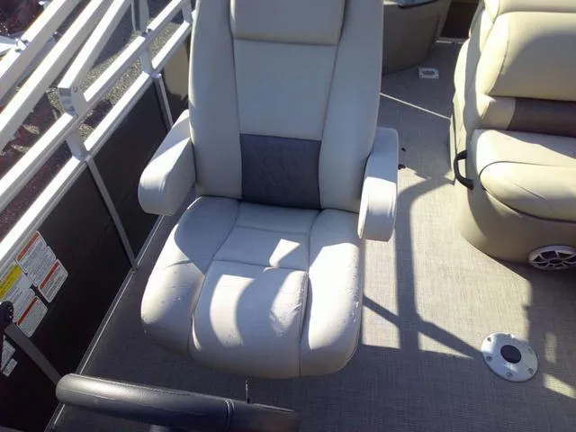 Slide: The Image of Sun Tracker SPORT FISH 20 2025 - 15