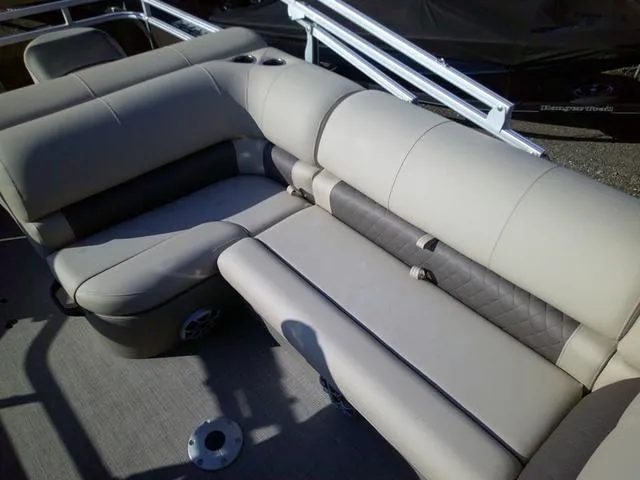 Slide: The Image of Sun Tracker SPORT FISH 20 2025 - 16