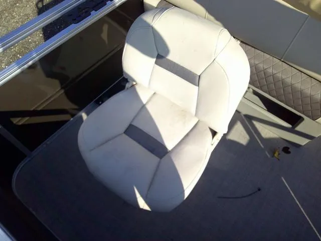 Slide: The Image of Sun Tracker SPORT FISH 20 2025 - 19