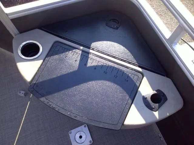 Slide: The Image of Sun Tracker SPORT FISH 20 2025 - 21