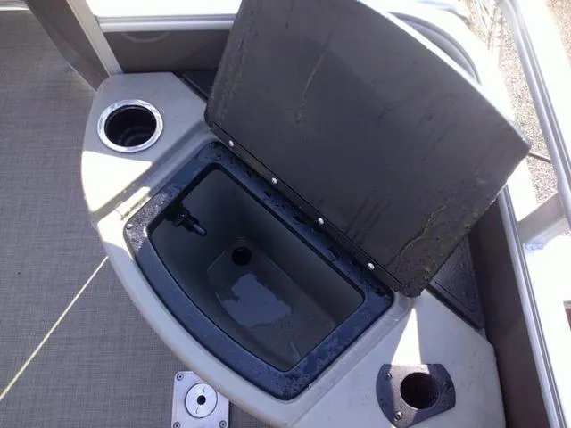 Slide: The Image of Sun Tracker SPORT FISH 20 2025 - 24