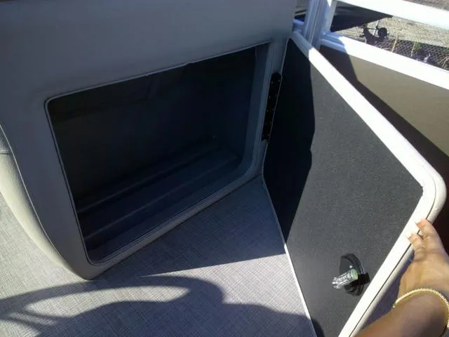 Slide: The Image of Sun Tracker SPORT FISH 20 2025 - 4