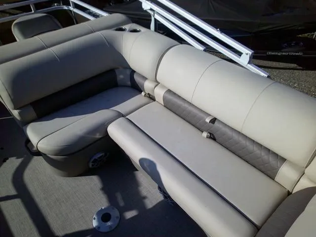 Slide: The Image of Sun Tracker SPORT FISH 20 2025 - 5