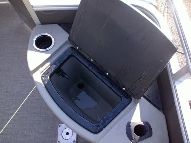 Slide: The Image of Sun Tracker SPORT FISH 20 2025 - 7