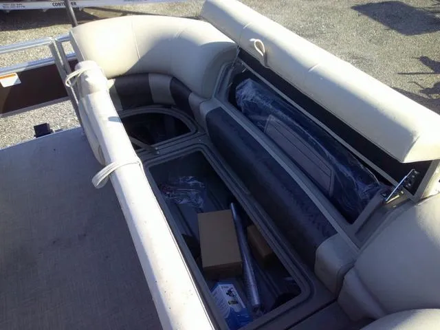 Slide: The Image of Sun Tracker SPORT FISH 20 2025 - 9