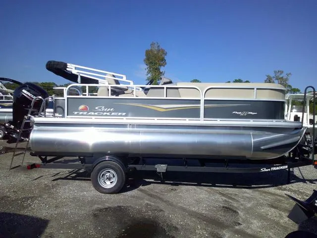 The Image of Sun Tracker Party Barge 18 2025 - 1