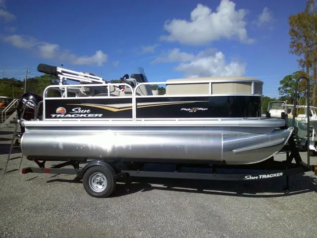 The Image of Sun Tracker Party Barge 16 2025 - 1