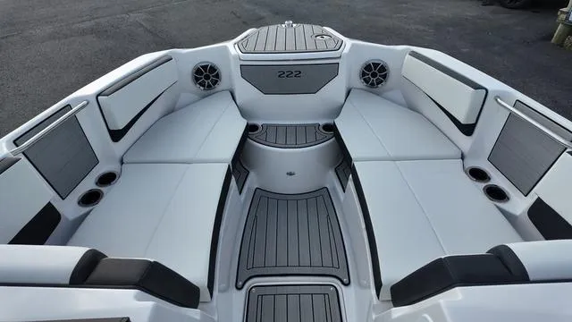 Slide: The Image of Yamaha 222S 2025 - 18