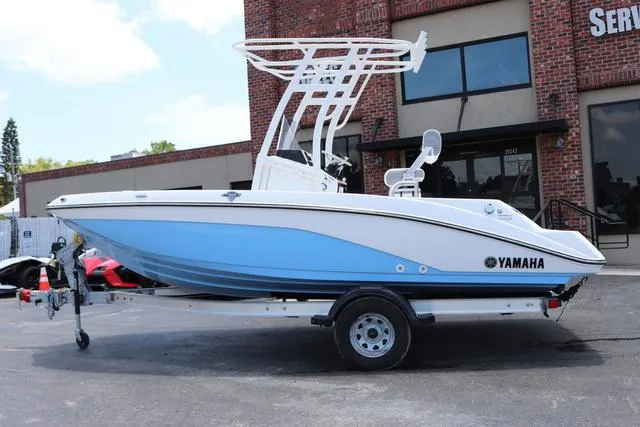 Slide: The Image of Yamaha 195 FSH Sport 2025 - 4