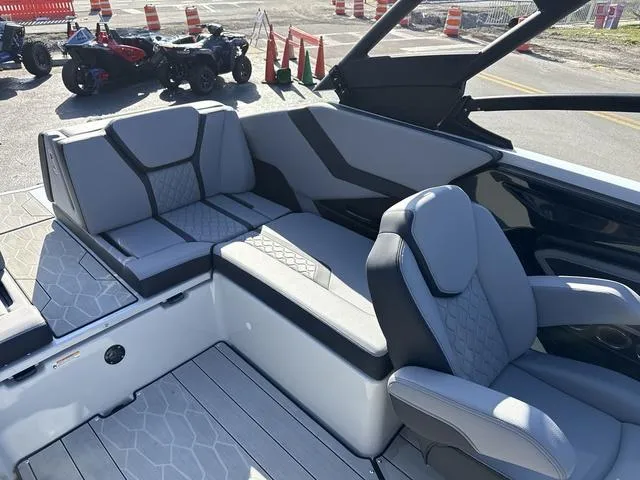 Slide: The Image of Yamaha 255XD-MIST GRAY-GALVANIZE 2025 - 18