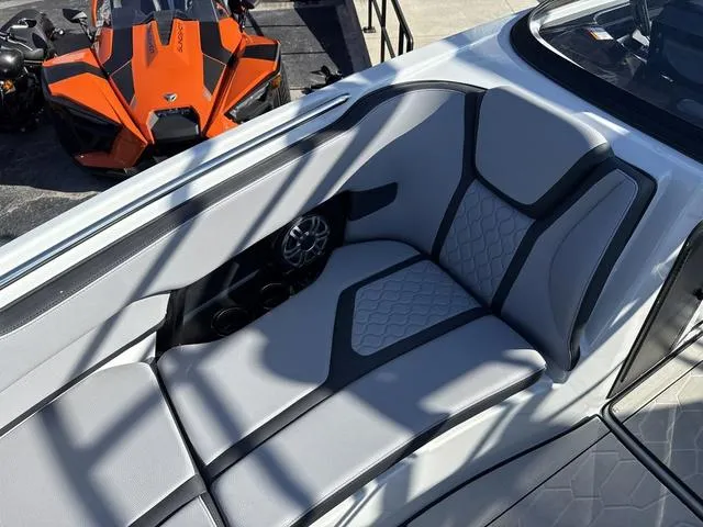 Slide: The Image of Yamaha 255XD-MIST GRAY-GALVANIZE 2025 - 9