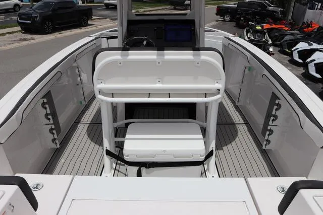 Slide: The Image of Yamaha 255 FSH SPORT E-YACHT BLU 2025 - 10