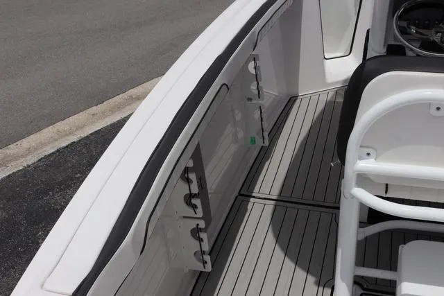 Slide: The Image of Yamaha 255 FSH SPORT E-YACHT BLU 2025 - 12