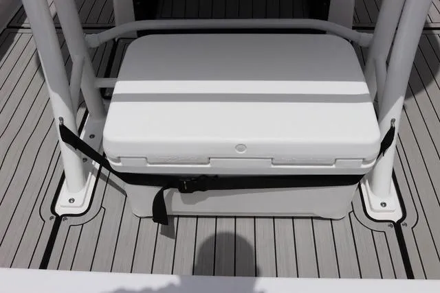 Slide: The Image of Yamaha 255 FSH SPORT E-YACHT BLU 2025 - 15