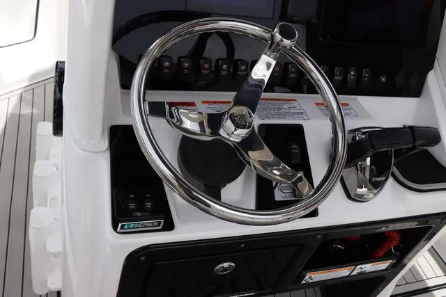 Slide: The Image of Yamaha 255 FSH SPORT E-YACHT BLU 2025 - 17