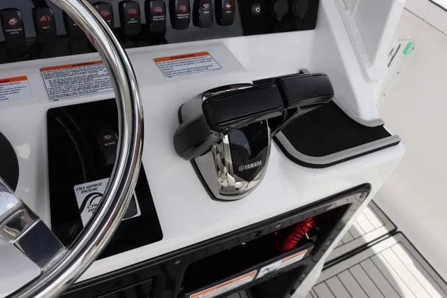 Slide: The Image of Yamaha 255 FSH SPORT E-YACHT BLU 2025 - 18