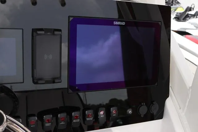 Slide: The Image of Yamaha 255 FSH SPORT E-YACHT BLU 2025 - 19