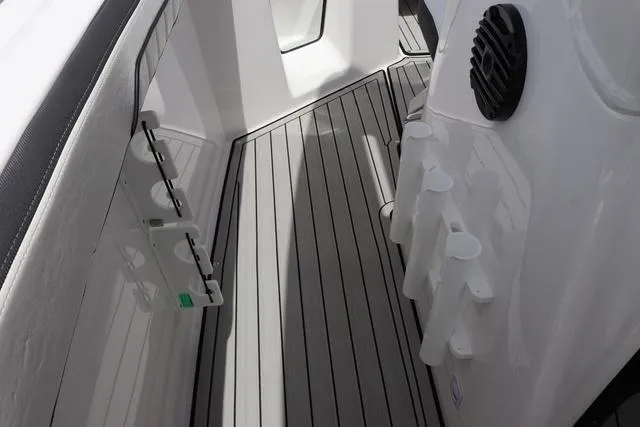 Slide: The Image of Yamaha 255 FSH SPORT E-YACHT BLU 2025 - 20