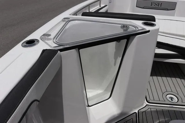 Slide: The Image of Yamaha 255 FSH SPORT E-YACHT BLU 2025 - 21