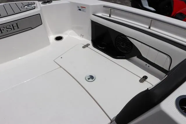 Slide: The Image of Yamaha 255 FSH SPORT E-YACHT BLU 2025 - 23