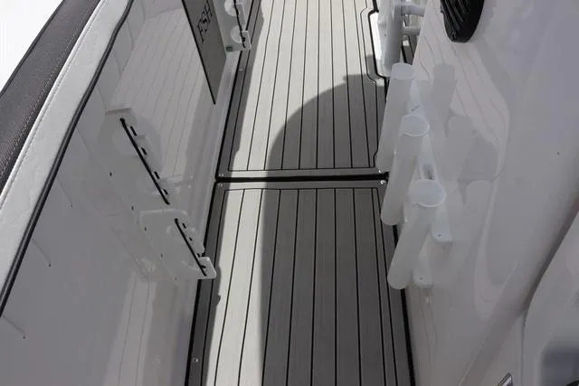 Slide: The Image of Yamaha 255 FSH SPORT E-YACHT BLU 2025 - 27