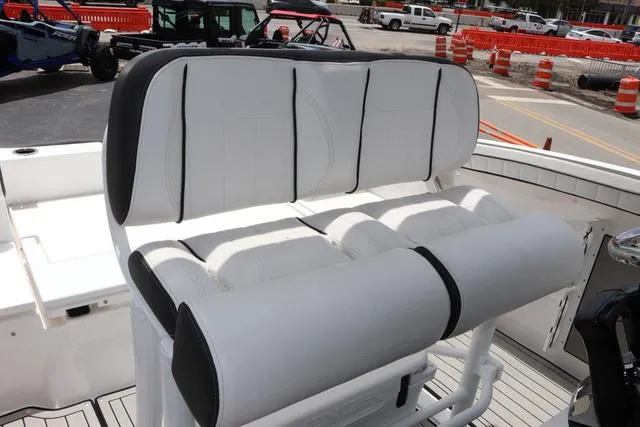 Slide: The Image of Yamaha 255 FSH SPORT E-YACHT BLU 2025 - 29