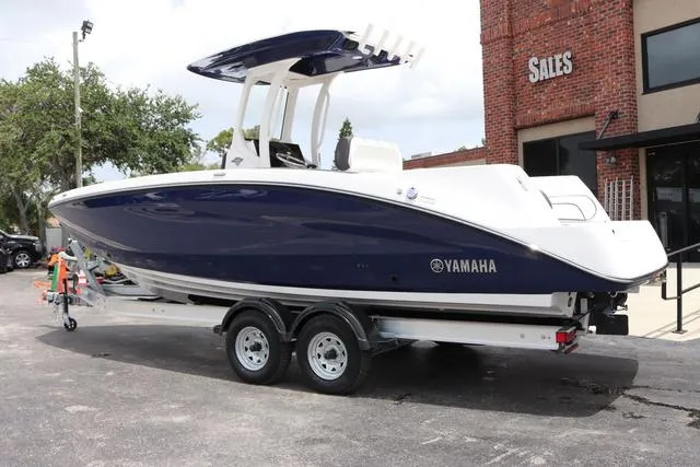 Slide: The Image of Yamaha 255 FSH SPORT E-YACHT BLU 2025 - 3