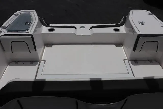 Slide: The Image of Yamaha 255 FSH SPORT E-YACHT BLU 2025 - 31