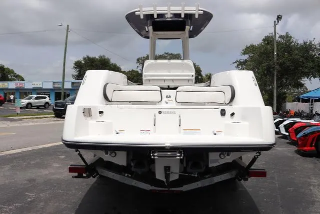 Slide: The Image of Yamaha 255 FSH SPORT E-YACHT BLU 2025 - 4