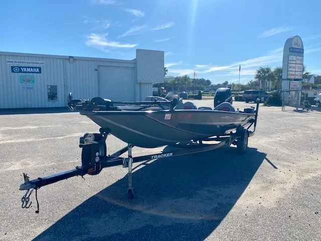 Slide: The Image of 2014 Bass Tracker PRO TEAM 190 boat on trailer in sunny dealership lot. - 5