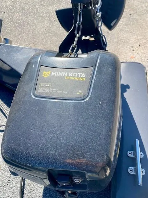 Slide: The Image of Minn Kota Deckhand on 2014 Bass Tracker PRO TEAM 190 boat. - 11