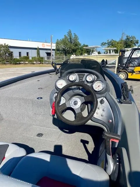Slide: The Image of 2014 Bass Tracker PRO TEAM 190 boat interior with steering wheel and dashboard controls. - 8