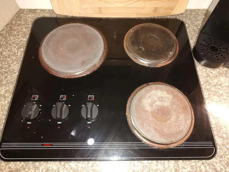 Slide: The Image of Electric stove with three burners and control knobs on a Maxum 4100 SCR, 1999 model. - 30