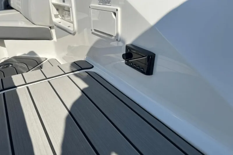 Slide: The Image of Sea Ray 280 SLX 2023 - 23