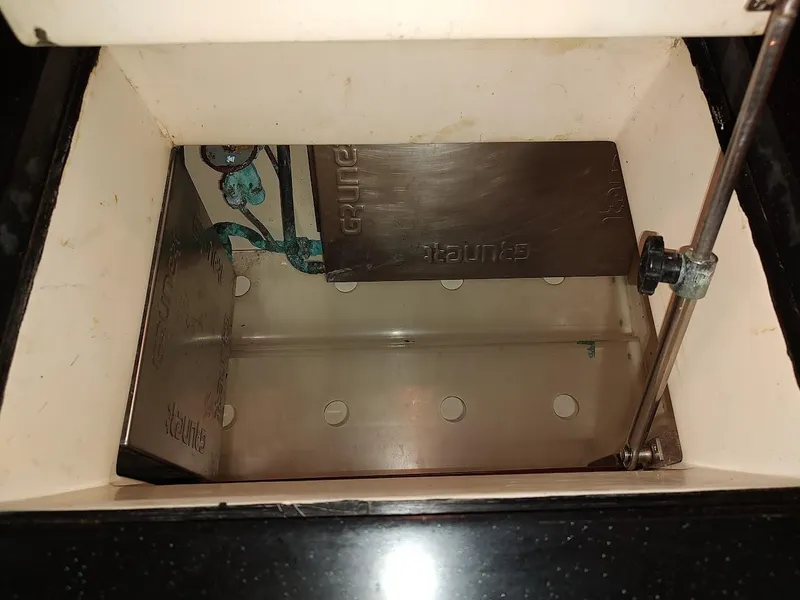 Slide: The Image of Hylas 46 (1997) yacht compartment with metal plates and hydraulic support rod. - 48