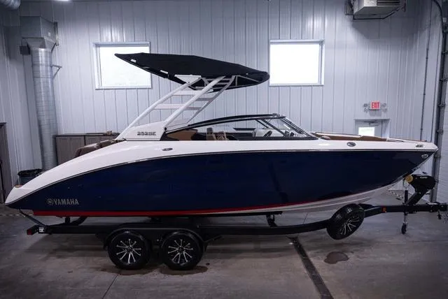 The Image of Yamaha 252SE 2025 - 1