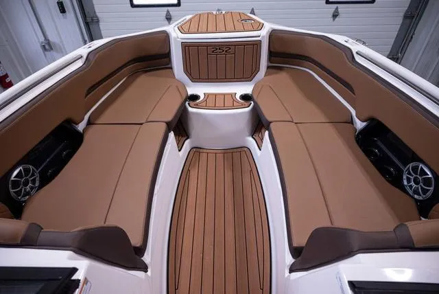 Slide: The Image of Yamaha 252SE 2025 - 10