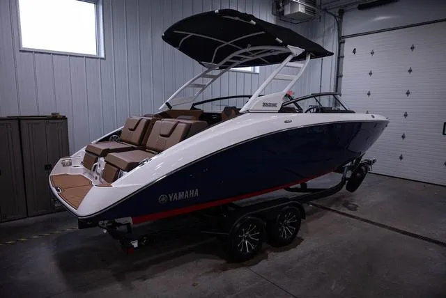 Slide: The Image of Yamaha 252SE 2025 - 3