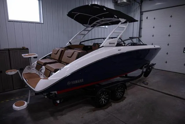 Slide: The Image of Yamaha 252SE 2025 - 4