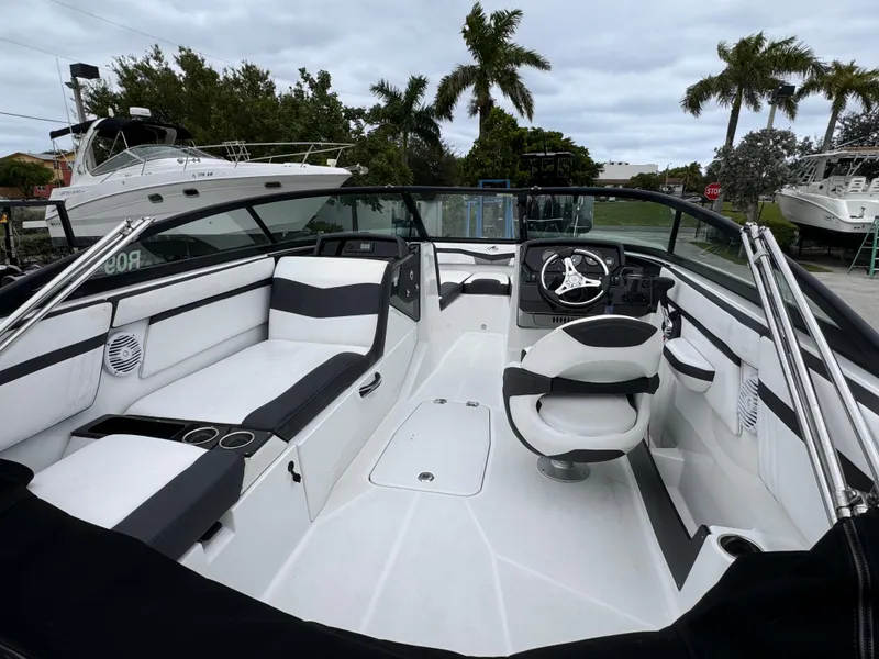 Slide: The Image of Monterey M-225 2020 - 15