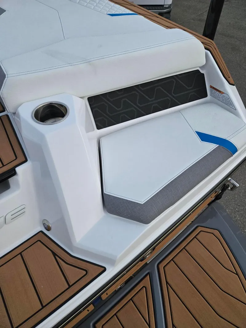 Slide: The Image of Nautique GS22 2025 - 10