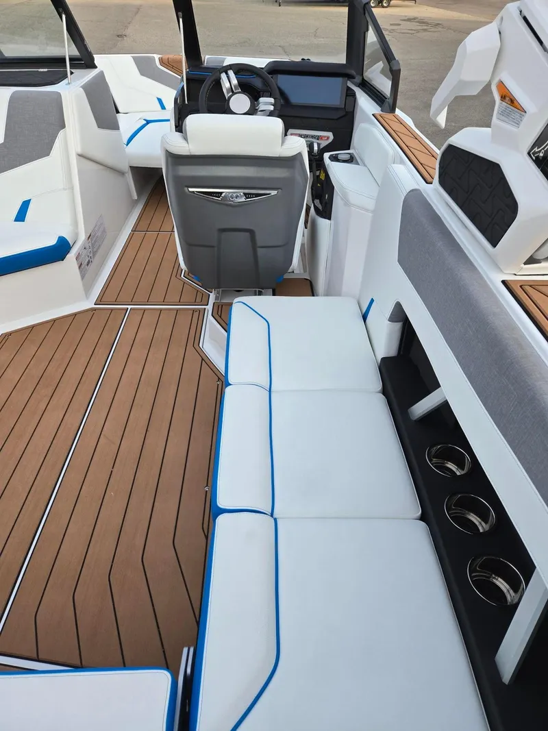 Slide: The Image of Nautique GS22 2025 - 16