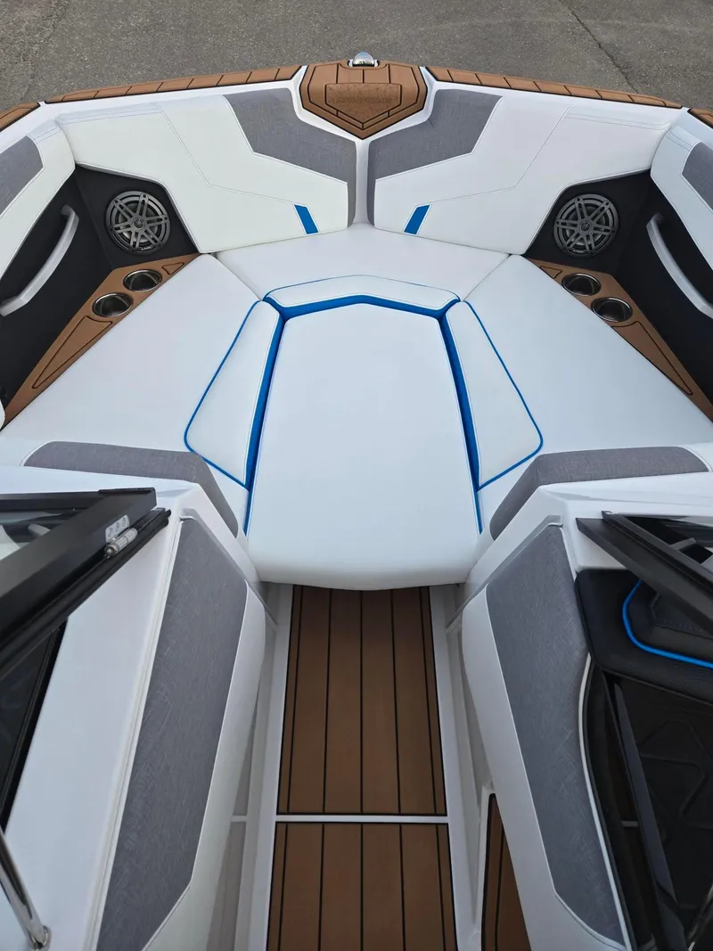 Slide: The Image of Nautique GS22 2025 - 25