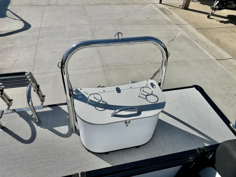 Slide: The Image of Avalon 25' LSZ Platinum Entertainer w/ 200HP Mercury! 2025 - 6