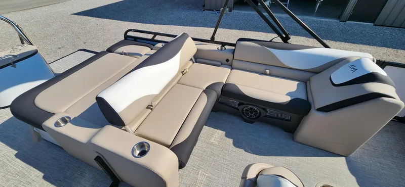 Slide: The Image of Avalon Platinum LSZ 2385 VRB 2025 - 7