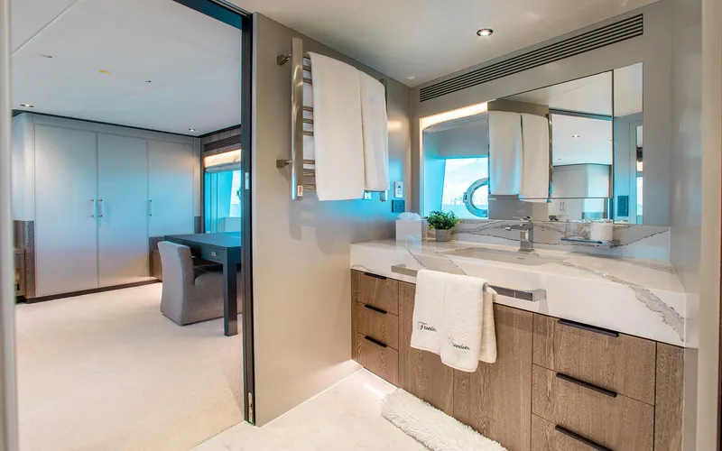 Slide: The Image of FREEDOM 110' Horizon Master Ensuite - 10