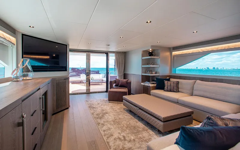 Slide: The Image of FREEDOM 110' Horizon Skylounge - 19