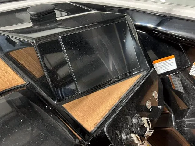 Slide: The Image of Yamaha 222S 2025 - 20