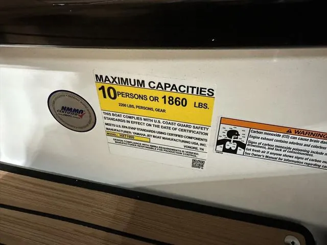 Slide: The Image of Yamaha Boats 2025 222SD capacity label, maximum 10 persons or 1860 lbs. - 14